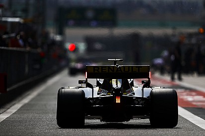 Ilyen, amikor egy F1-es autó szép lassan megadja magát: videó a Kínai Nagydíjról