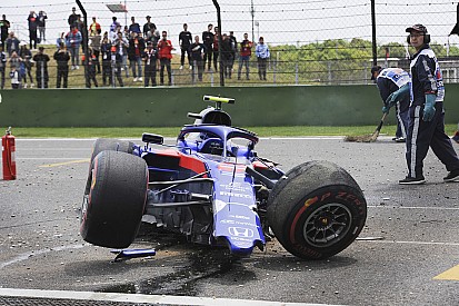 Képeken Albon súlyosan összetört Toro Rosso-Hondája a Kínai Nagydíjról