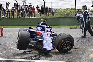 Képeken Albon súlyosan összetört Toro Rosso-Hondája a Kínai Nagydíjról