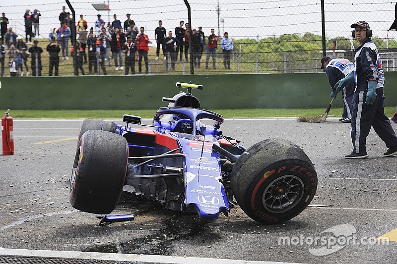 Képeken Albon súlyosan összetört Toro Rosso-Hondája a Kínai Nagydíjról