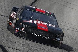 Clint Bowyer lideró la práctica final de NASCAR y Kyle Busch arrancará desde atrás en Atlanta