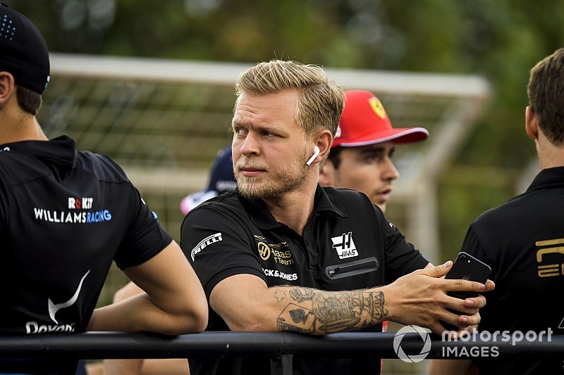 Videón a Hamilton-Magnussen incidens az FP2-n – „nem tudom, miért akart megelőzni…”