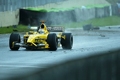 Le 700e GP : Pluie, crashs et imbroglio pour une victoire