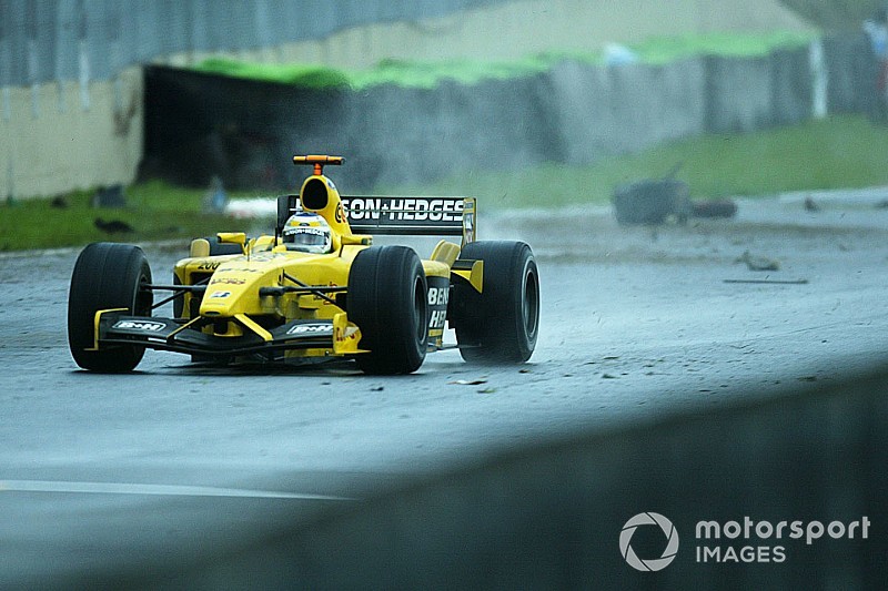 Le 700e GP : Pluie, crashs et imbroglio pour une victoire