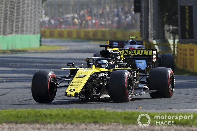 Daniel Ricciardo, Renault R.S.19 con la vettura danneggiata e senza ala anteriore