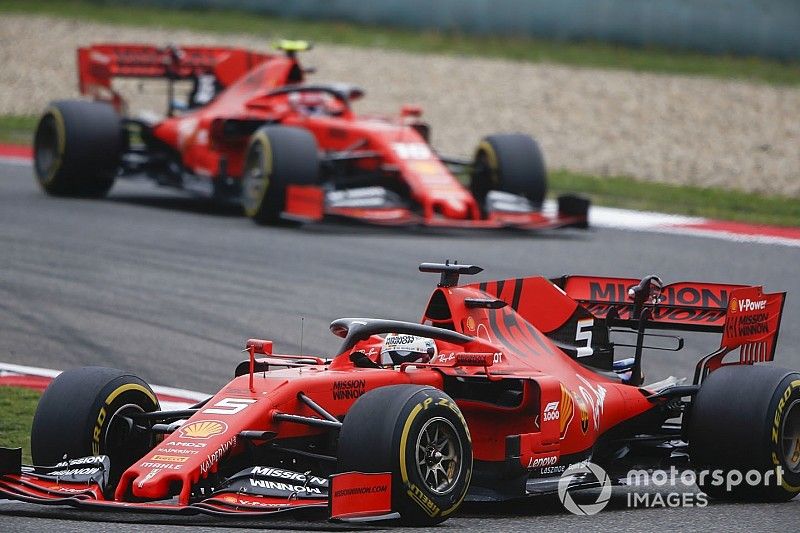 Sebastian Vettel, Ferrari SF90, devance Charles Leclerc, Ferrari SF90