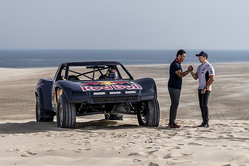 Vídeo: Al Attiyah le hace pasar un mal rato a Lorenzo en las dunas de Qatar