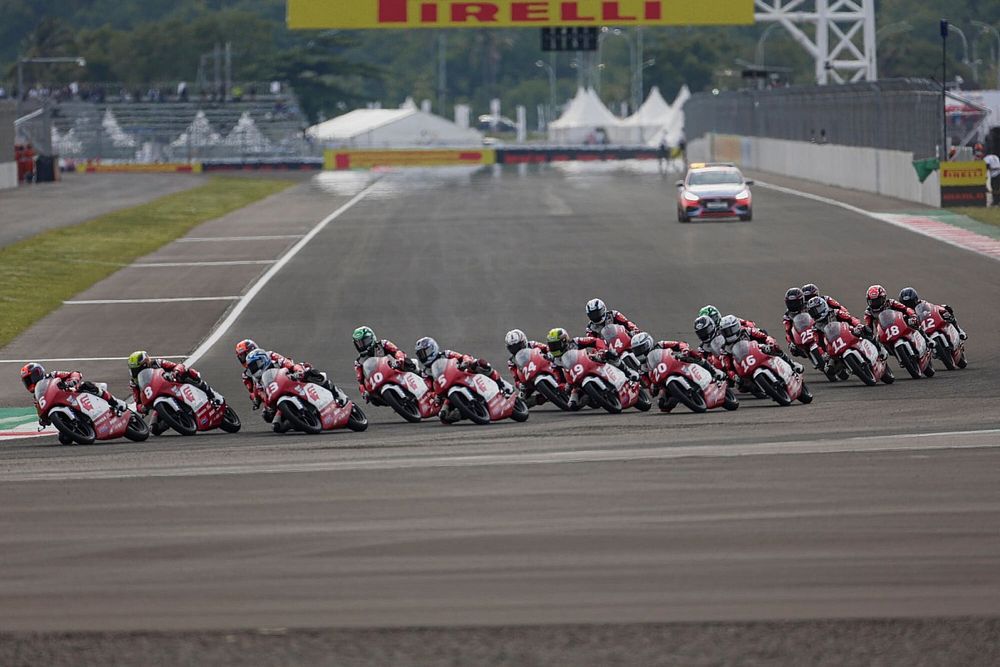 Para pembalap Asia Talent Cup 2021 saat beraksi di Sirkuit Mandalika, Indonesia pada 21 November 2021.