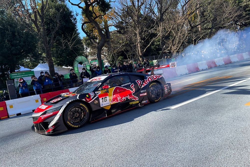 12月の東京に、レーシングマシンの轟音響く! Red Bull Race Day開催