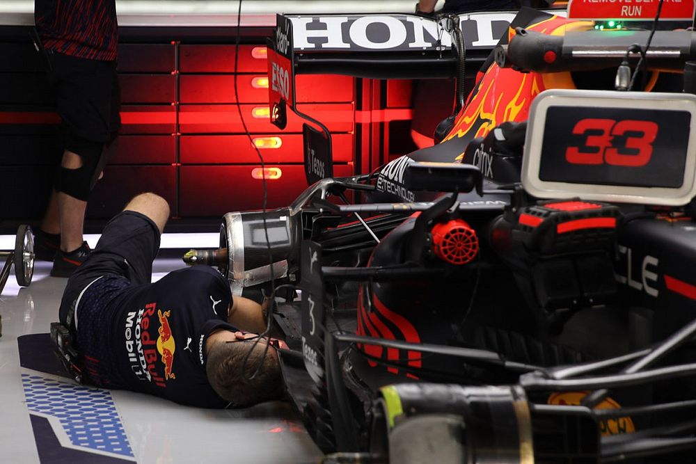 Meccanico al lavoro sulla Red Bull Racing RB16B di Max Verstappen 