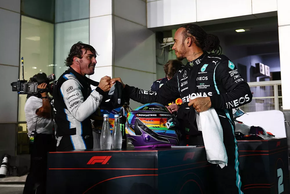 Le troisi&egrave;me Fernando Alonso, Alpine F1, et le vainqueur Lewis Hamilton, Mercedes, se f&eacute;licitent dans le parc ferm&eacute;