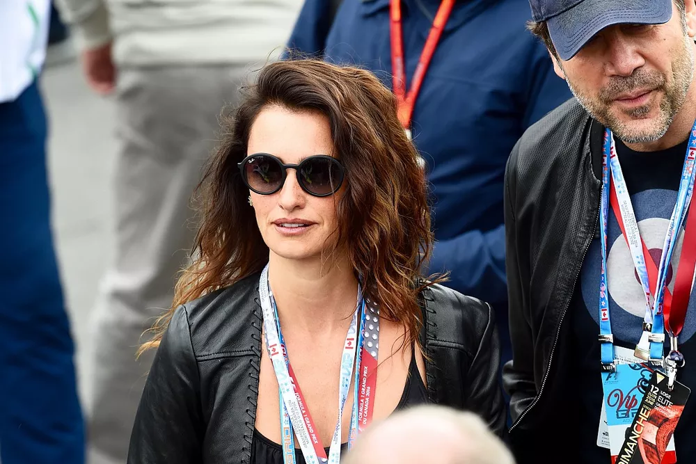 Pen&eacute;lope Cruz, actriz y Javier Bardem, actor, en la parrilla de la F1