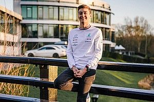 Russell, feliz vistiendo los colores de Mercedes en Brackley