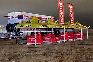 Dakar: „Bombát helyeztek a pedál alá“ - állítja a kigyulladt autó egyik utasa