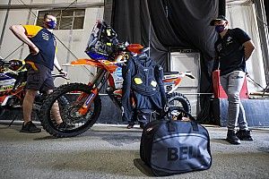 La primera sanción del Dakar: por culpa de la vestimenta de carrera