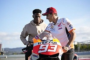 Ansu Fati visita la 'oficina' de Marc Márquez
