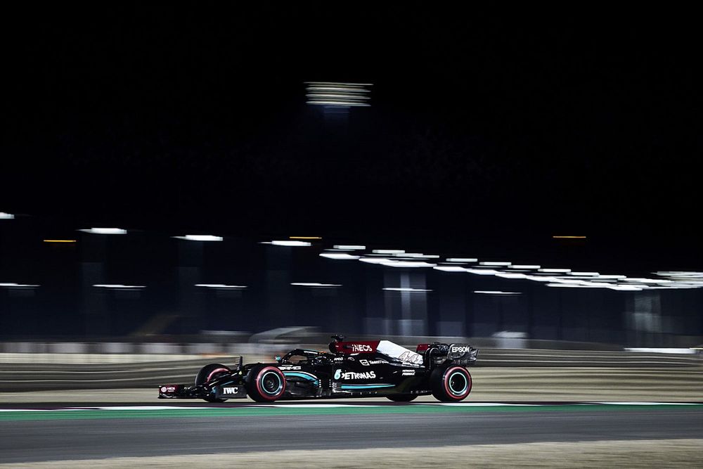 Hamilton vuela y aplasta a Verstappen en la noche catarí