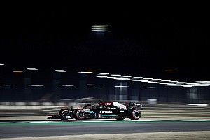 Hamilton vuela y aplasta a Verstappen en la noche catarí