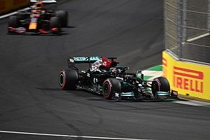Kecepatan Red Bull Buat Lewis Hamilton Khawatir