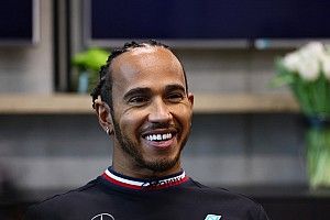 Hamilton "more relaxed than ever" in Verstappen F1 title fight