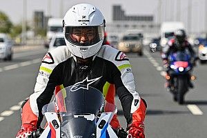 Cafu 'pilota' moto até estádio da final da Copa com astros da MotoGP