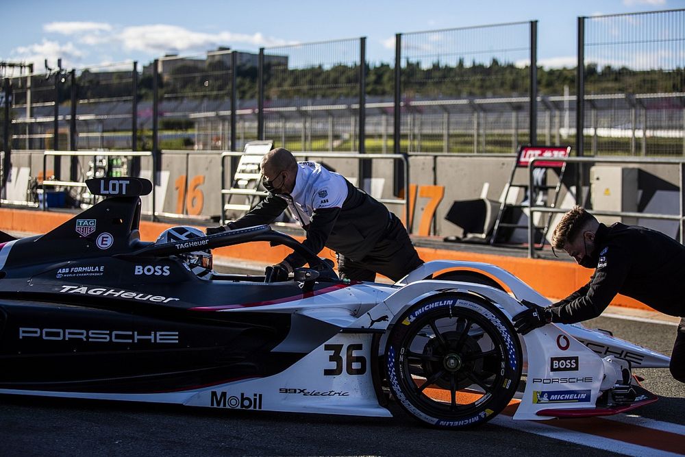 Mechanics push Andre Lotterer, Porsche, Porsche 99X Electric