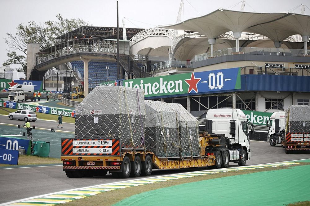 Camion che trasportano l'attrezzatura