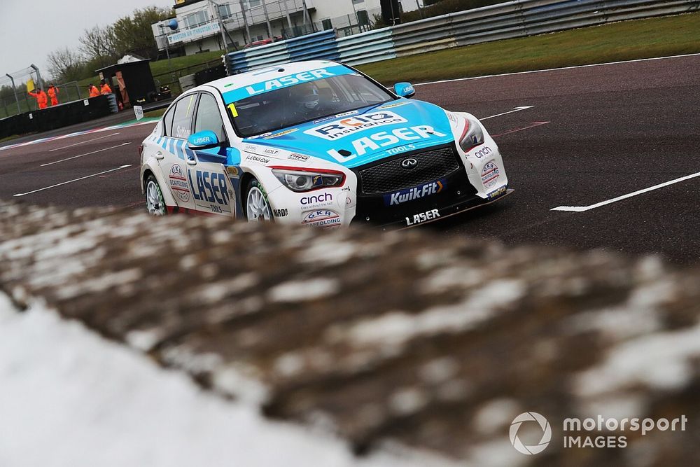 Thruxton BTCC: Sutton wins out in rain-affected Race 3 thriller