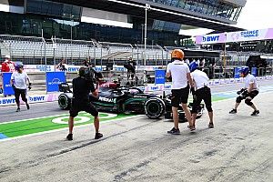 VIDEO: Así fue el insólito trompo de Bottas en el pitlane