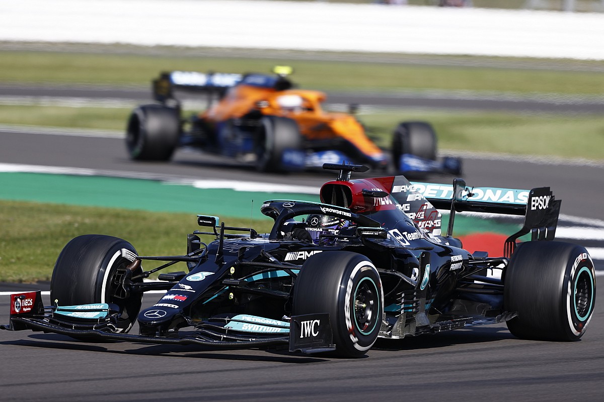 A Mercedes elmagyarázta, miért nem cserélték Hamilton sérült első szárnyát