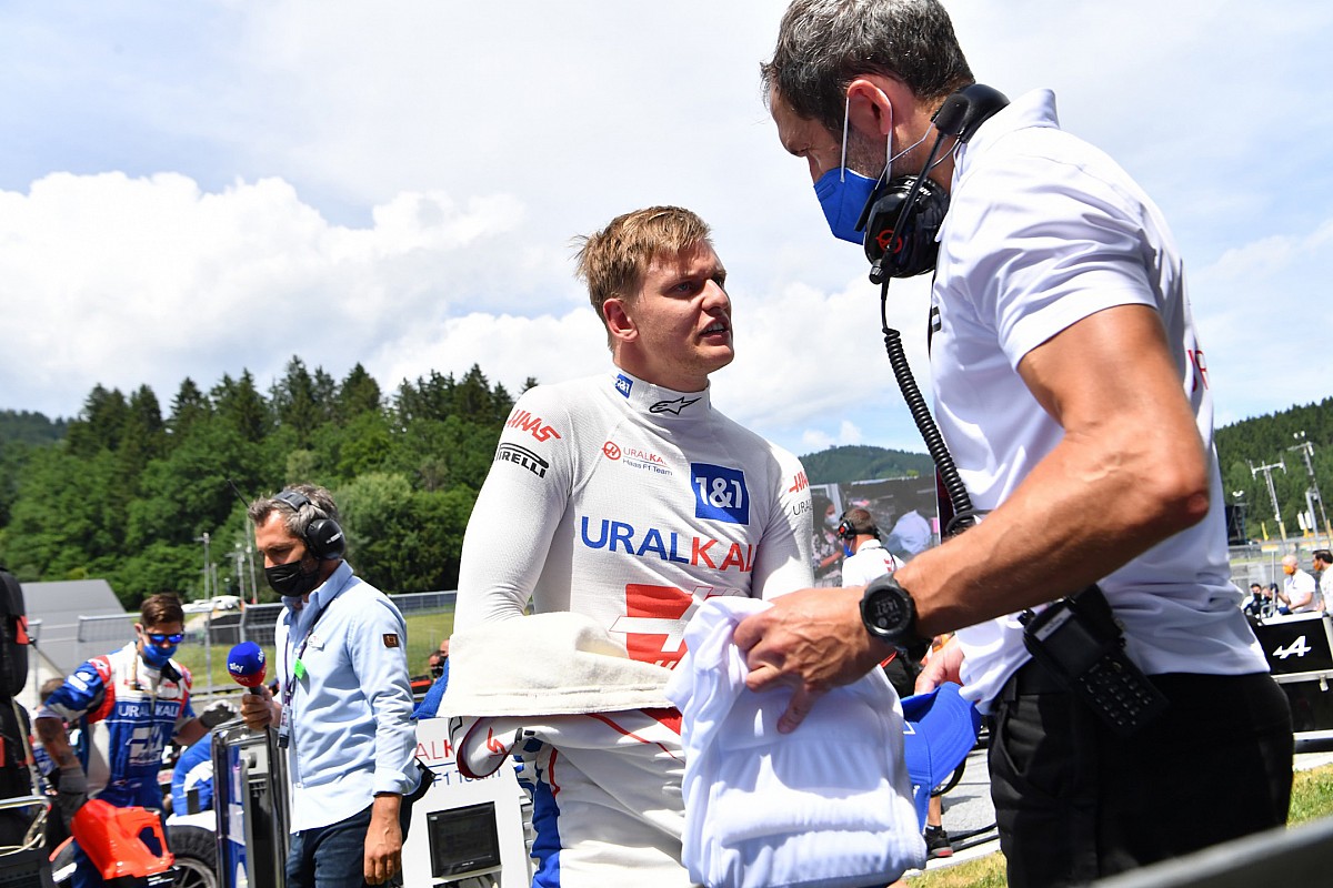 Mick Schumachert az Alfa Romeóról faggatták