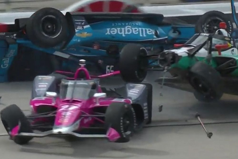 VÍDEO: Acidente na Indy tem carro capotando logo no início da corrida