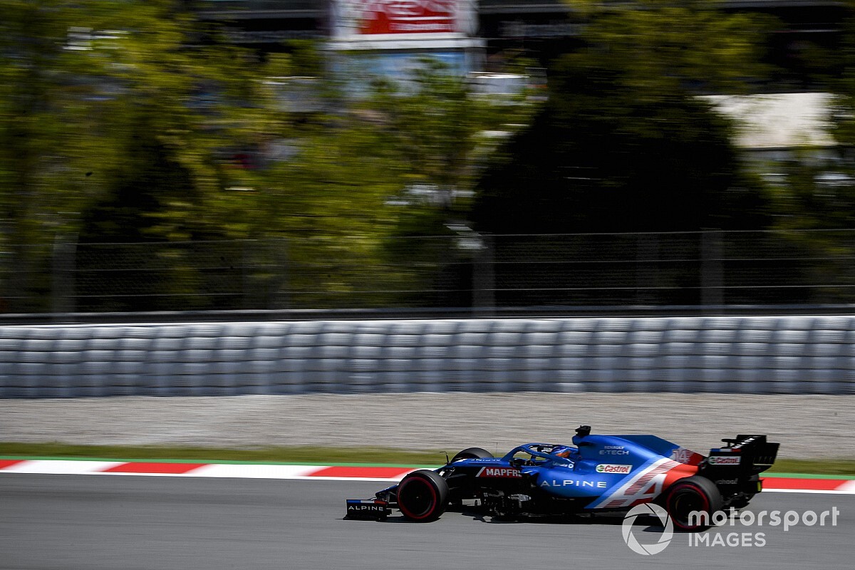 Alonso, contento con la Q3 en Barcelona pese al "lío" de tráfico