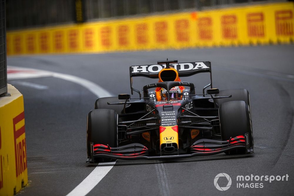 Azerbaijan GP under late red flag after Verstappen tyre failure