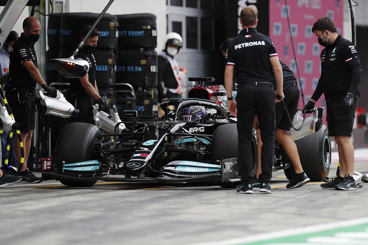 FIA запретила сверхбыстрые пит-стопы. Но теперь передумала