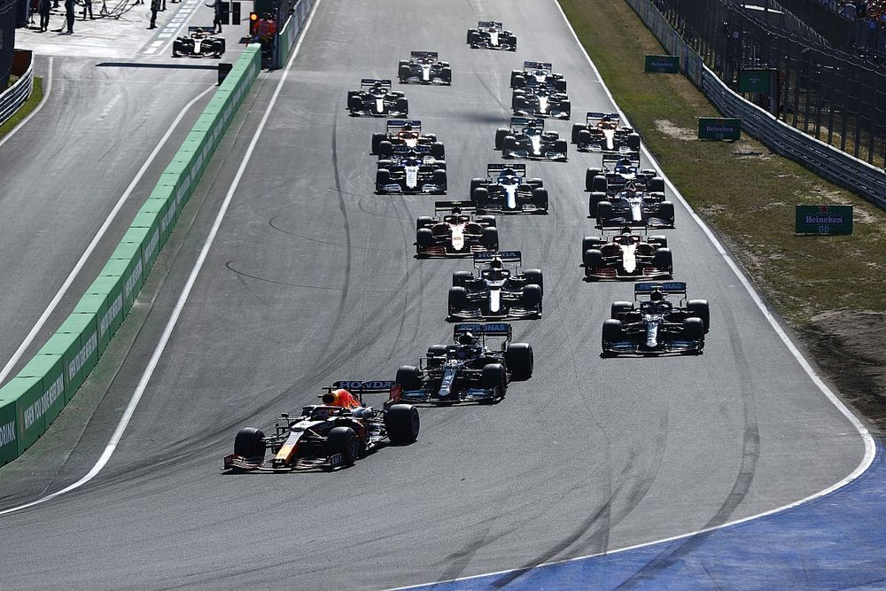 Max Verstappen, Red Bull Racing RB16B, Lewis Hamilton, Mercedes W12, Valtteri Bottas, Mercedes W12, Pierre Gasly, AlphaTauri AT02, Charles Leclerc, Ferrari SF21, et le reste des monoplaces au départ