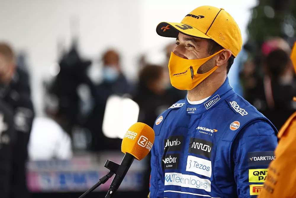 Daniel Ricciardo, McLaren, es entrevistado tras la carrera