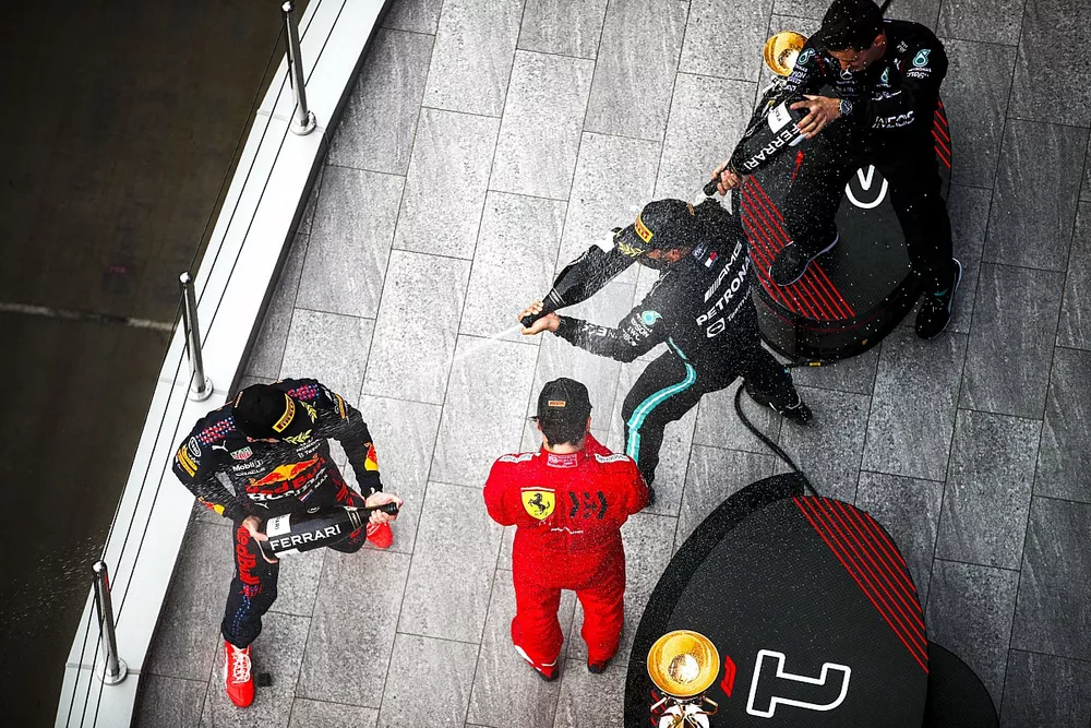 Podio: segundo lugar Max Verstappen, Red Bull Racing, ganador Lewis Hamilton, Mercedes, tercer lugar Carlos Sainz Jr., Ferrari