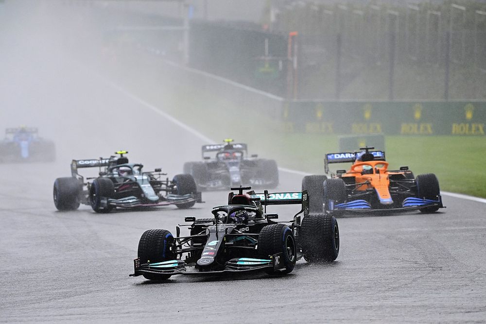 Hamilton: "Piste çıkmak çok tehlikeli"
