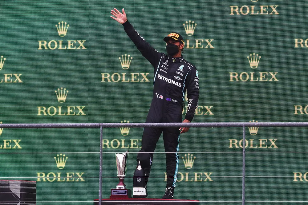 Le troisi&egrave;me Lewis Hamilton, Mercedes, salue les fans depuis le podium