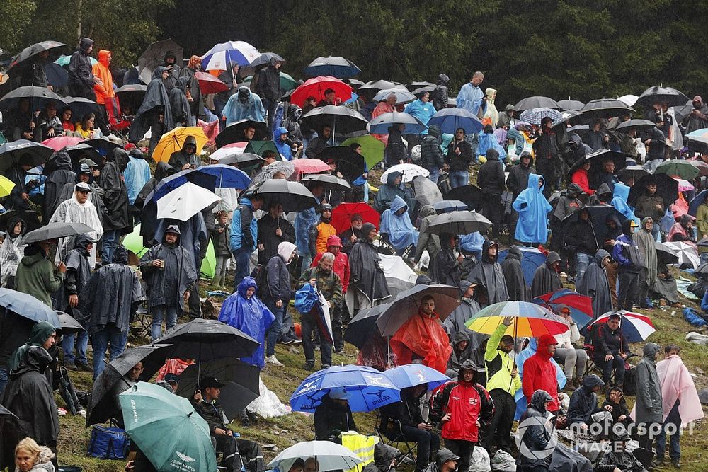F1 GP Belgia Tidak Ideal, Lewis Hamilton Berharap Uang Fans Dikembalikan