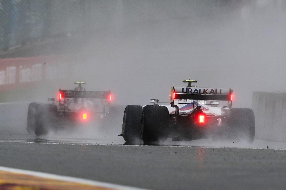 La lluvia impide el inicio del GP de Bélgica, que está en el aire