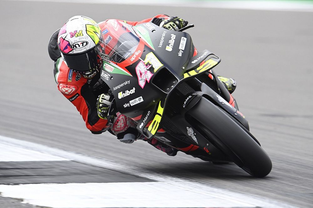 Aleix Espargaro topt warm-up op Silverstone, crash voor Marquez