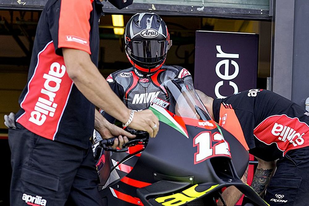 Maverick Vinales Didampingi Kru Tim Baru di Aprilia