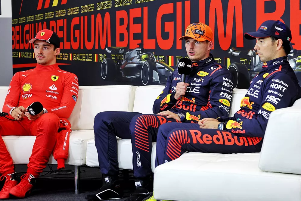 Charles Leclerc, Scuderia Ferrari, pole man Max Verstappen, Red Bull Racing, Sergio P&eacute;rez, Red Bull Racing, en la rueda de prensa posterior a la clasificaci&oacute;n.