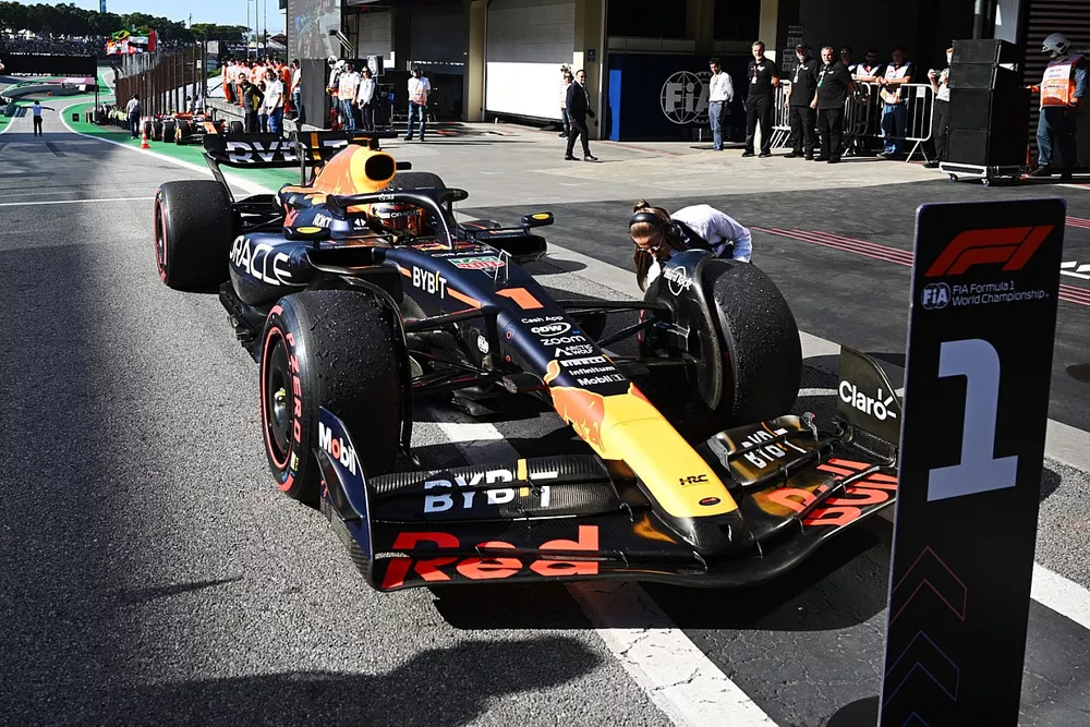 Max Verstappen, Red Bull Racing RB19, 1&ordf; posici&oacute;n, llega a Parc Ferme