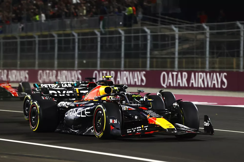 Max Verstappen, Red Bull Racing RB19, Lewis Hamilton, Mercedes F1 W14, George Russell, Mercedes F1 W14, Charles Leclerc, Ferrari SF-23, the rest of the field at the start