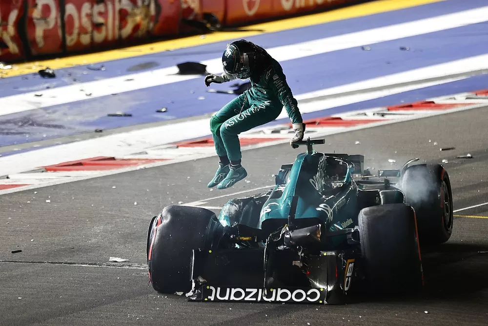 Lance Stroll, Aston Martin AMR23, sale de su coche gravemente da&ntilde;ado tras un accidente al final de la Q1.