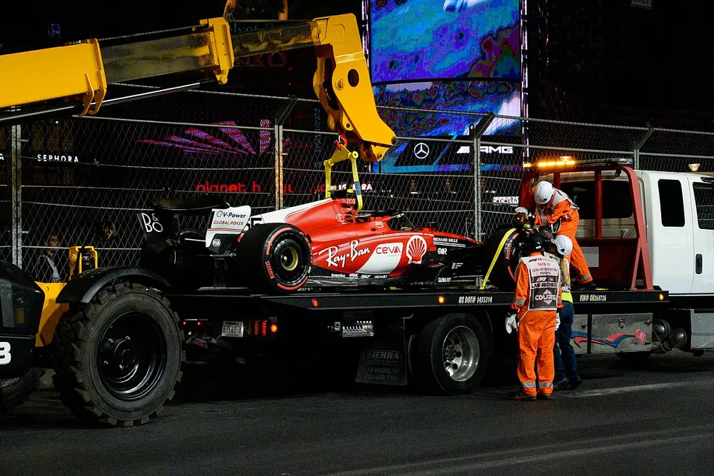 Marshals load the damaged car of Carlos Sainz, Ferrari SF-23, onto a truck