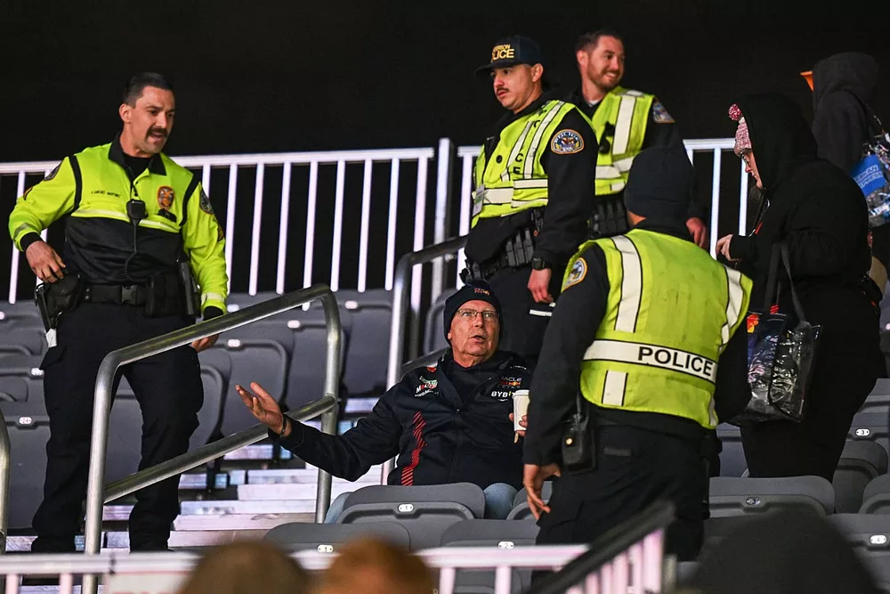 La polic&iacute;a desaloja a los fans de una grada